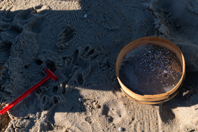 Voluntarios hacen una recogida de pellets de la arena, Galicia, a 7 de enero de 2024, en A Coruña, Galicia.