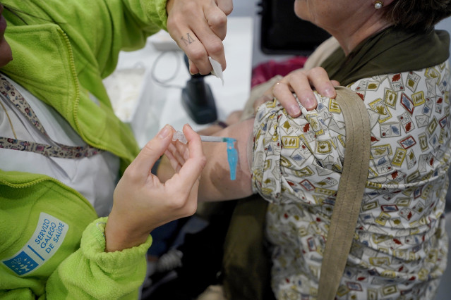 Archivo - Una persona se vacuna el día de apertura del Instituto Feiral de Vigo (Ifevi) para la doble inmunización frente al COVID y la gripe, a 26 de octubre de 2023, en Vigo, Pontevedra, Galicia (España). Un total de 13 recintos de vacunación masiva rea