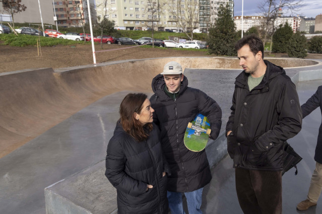 La alcaldesa de A Coruña, Inés Rey, visita la remodelación del skate-park de Eirís