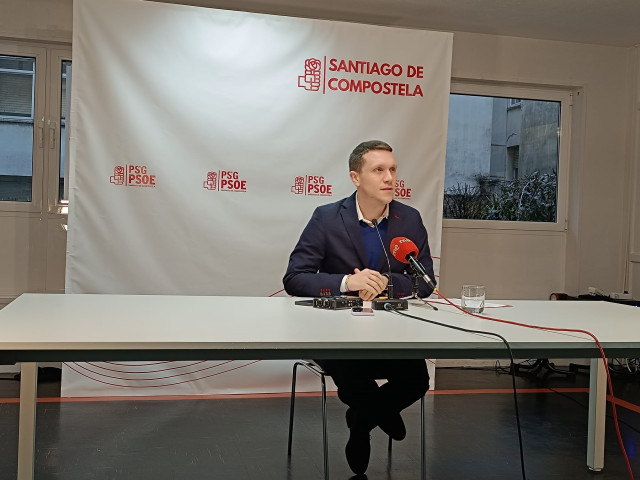 El secretario xeral del PSOE compostelano, Aitor Bouza, en rueda de prensa