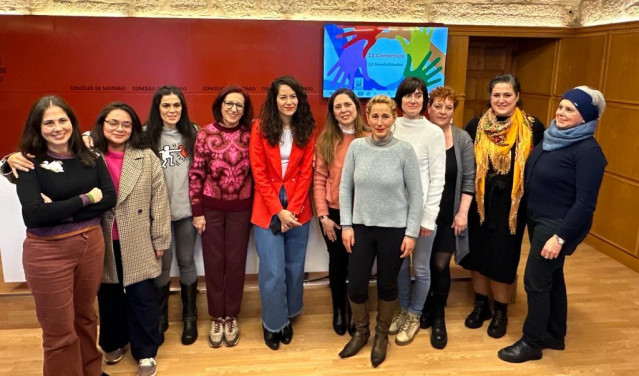 La concejal de Derechos y Servicios Sociales, Promoción Económica y Juventud, María Rozas, en la presentación del proyecto con las comerciantes.