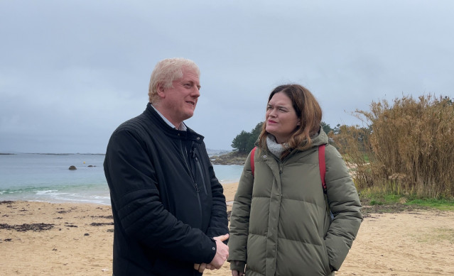 Los integrantes de la promotora de Sumar Galicia Xosé Lois Piñeiro y Lola Caramés