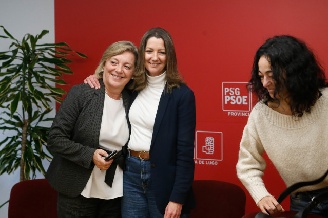 La concejala de Urbanismo en el Ayuntamiento de Lugo, Paula Alvarellos (i), la principal candidata a suceder a Lara Méndez en la alcaldía, junto a la regidora lucense en el día del anuncio de la renuncia de la alcaldesa.