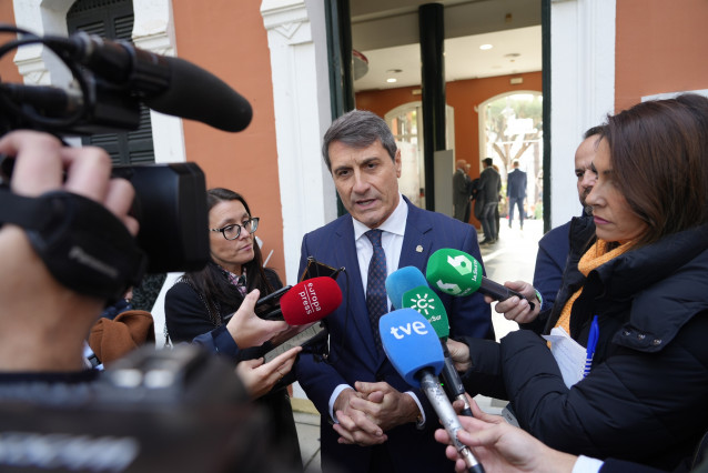 Pedro Fernández atiende a los periodistas en Huelva.