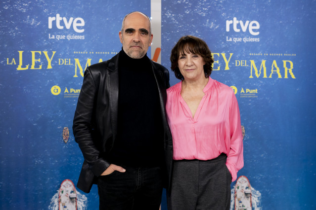 El actor Luis Tosar y la actriz Blanca Portillo posan durante la presentación de la miniserie, 'La ley del mar', en Torrespaña, a 10 de enero de 2024, en Madrid (España). ‘La ley del mar’ es reivindicativa miniserie de tres capítulos que cuenta la histori
