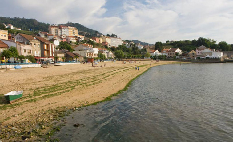 ​Os galegos seguen bañándose en praias contaminadas