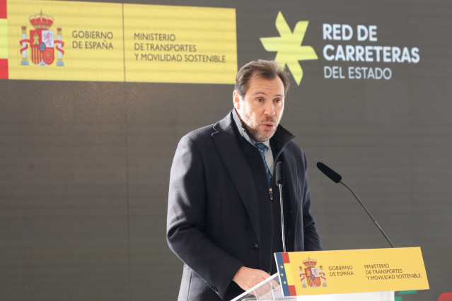 El ministro de Transportes y Movilidad Sostenible, Óscar Puente, interviene durante la inauguración del último tramo de la A-33 entre Yecla (Murcia) y Caudete (Albacete), a 11 de enero de 2024, en Yecla, Región de Murcia (España). Más de 16.000 vehículos