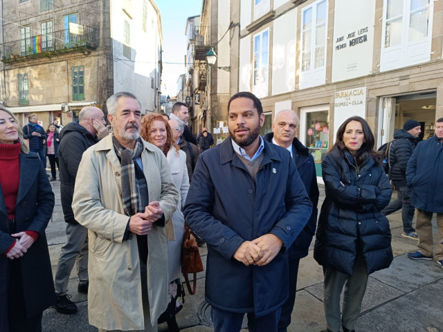 El secretario general de Vox, Ignacio Garriga, con los candidatos de Vox a a las elecciones autonómicas gallegas