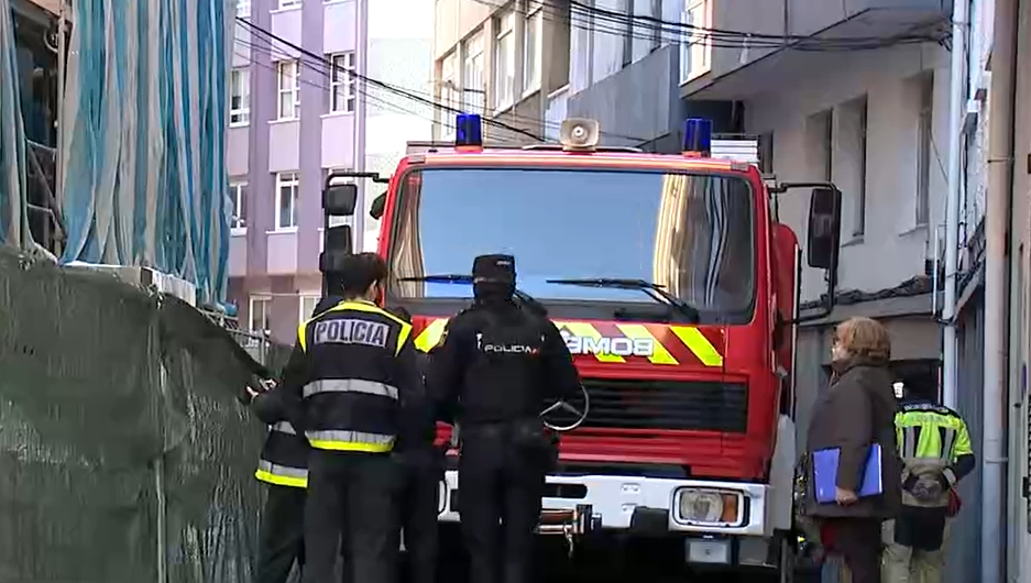 Bomberos y Policu00eda en el lugar del suceso en una imagen de la CRTVG