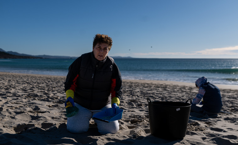 Mariscadoras y voluntarios de Afundación retiran 230 kilos de residuos de la playa de Ventín