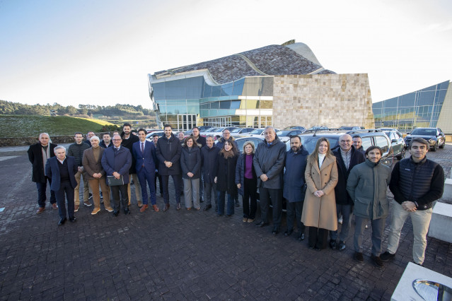 La conselleira de Economía, Industria e Innovación, María Jesús Lorenzana, con representantes de Anfac y Faconauto, en la presentación del programa 'Renova o teu vehículo', a 12 de enero de 2024.