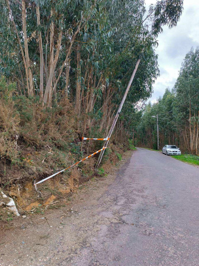 Riesgo de caída de un poste telefónico en Culleredo (A Coruña)