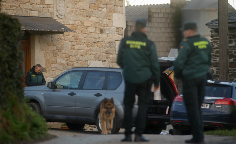 El detenido por matar a su padre en Guntín continúa en el hospital