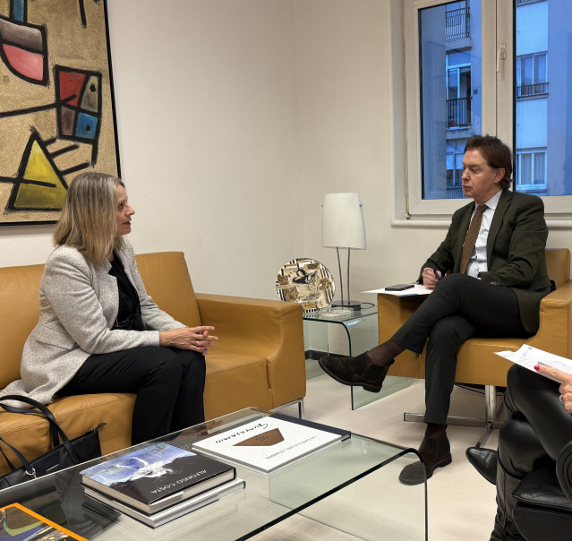 El director xeral de Relacións Exteriores e coa UE, Jesús Gamallo, ha recibido este lunes a la directora en España de la Agencia de las Naciones Unidas para los Refugiados Palestinos, Raquel Mart