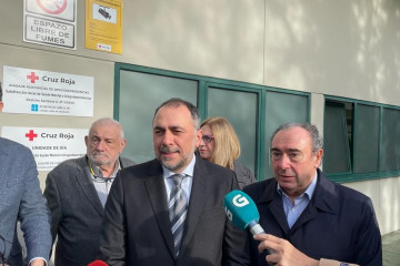 El conselleiro de Sanidade, Julio García Comeseña, atiende a los medios durante su visita a las instalaciones de la Unidad Asistencial de Drogodependencias de la Cruz Roja. En Lugo, a 15 de enero de