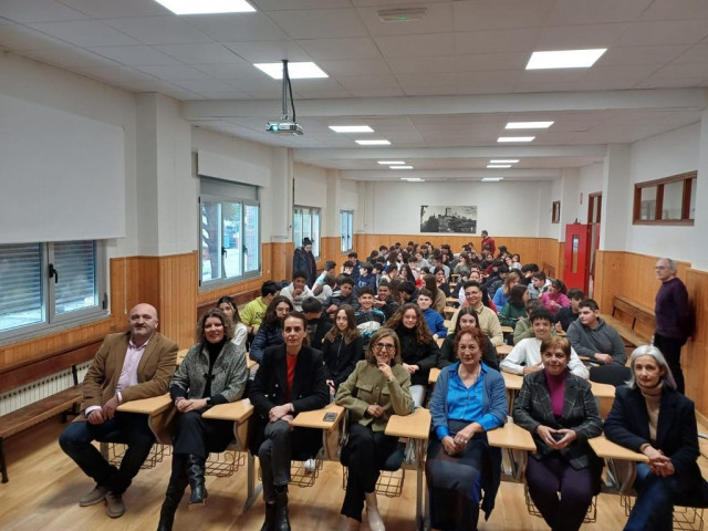 La directora xeral de Ordenación e Innovación Educativa, Judith Fernández, y la presidenta de Executivas de Galicia, Carla Reyes Uschinsky, asisten a una sesión del programa 'Edureferentes' en el IES Río Cabe de Monforte de Lemos.