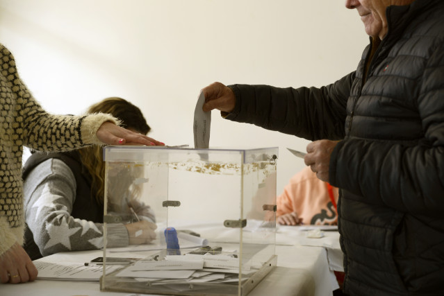 Archivo - Un hombre ejerce su derecho a voto. Foto de archivo.