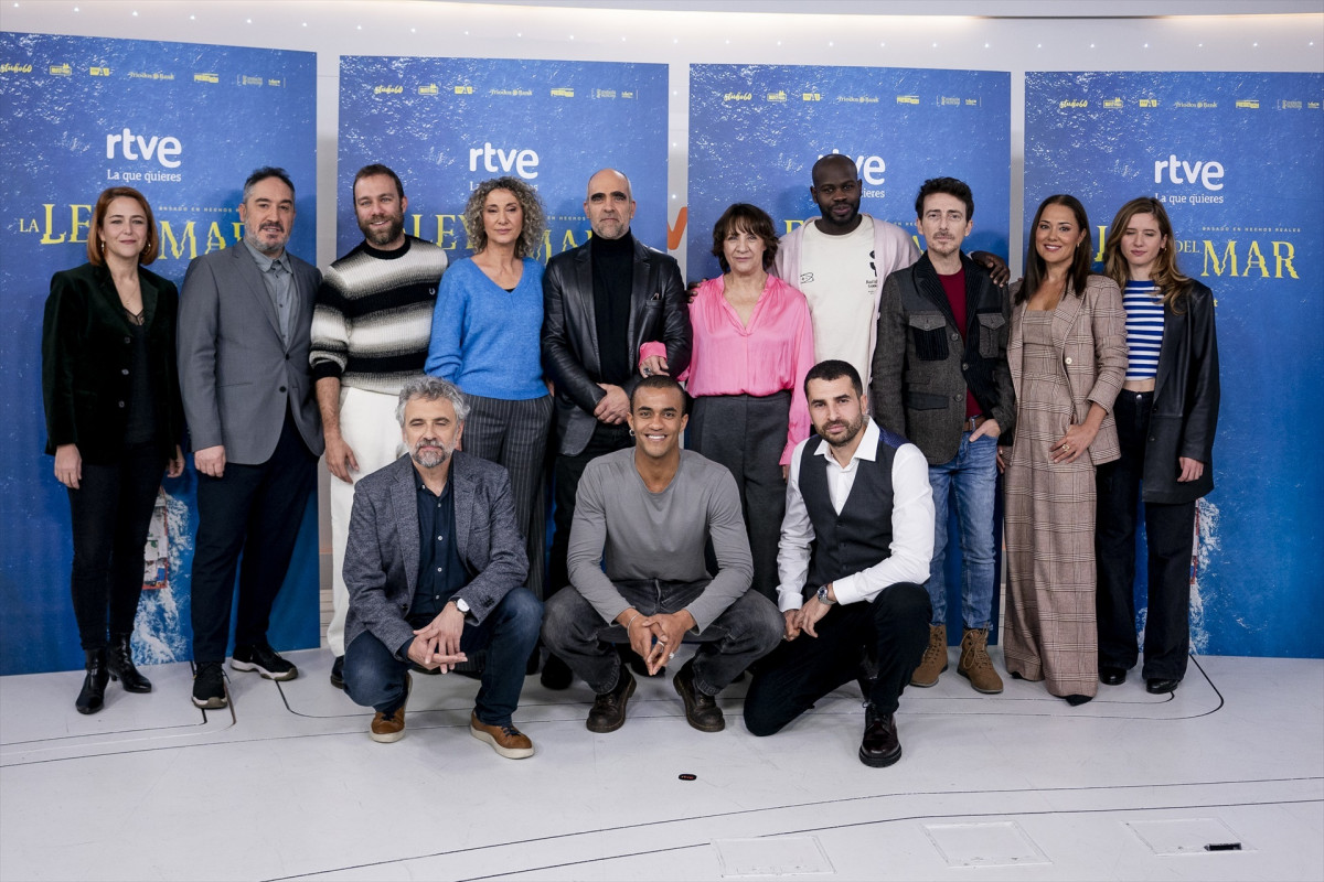 EuropaPress 5678819 foto familia elenco presentacion miniserie ley mar torrespana 10 enero 2024