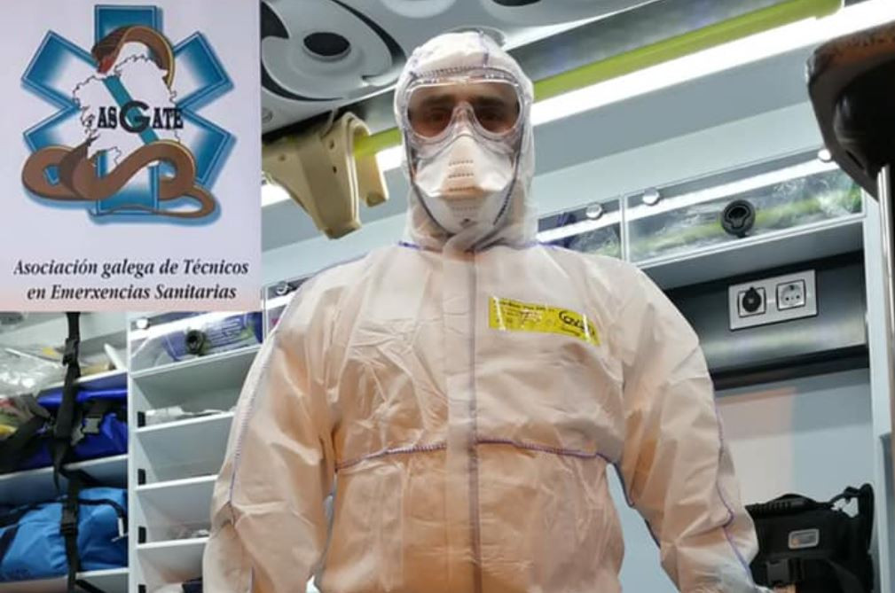 Un tu00e9cnico de emergencias en una ambulancia durante la pandemia de COVID en una foto de ASGATE