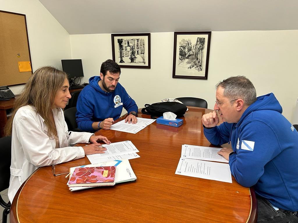 Miembros de ASGATE reunidos con representante de Sanidade en Pontevedra en una imagen de su Facebook