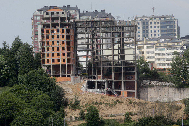 Archivo - Fachada de las torres de O Garañón durante el comienzo de la demolición, al lado del parque Rosalía de Castro, a 6 de junio de 2023, en Lugo, Galicia.