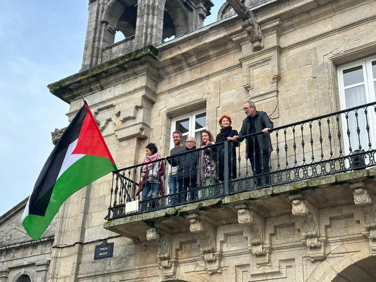 El alcalde en funciones cuelga de forma simbólica la bandera de Palestina en el Ayuntamiento de Lugo