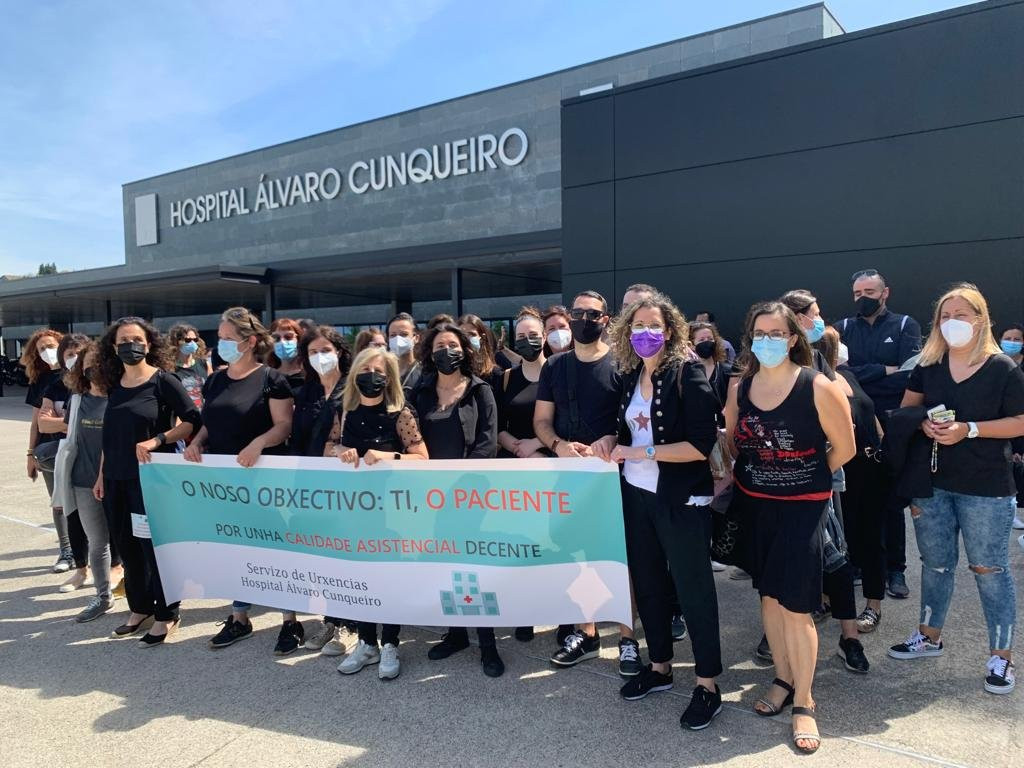 Sanitarias manifestu00e1ndose en 2022 por la falta de medios en el servicio de Urgencias de Vigo en una foto de Prosagap