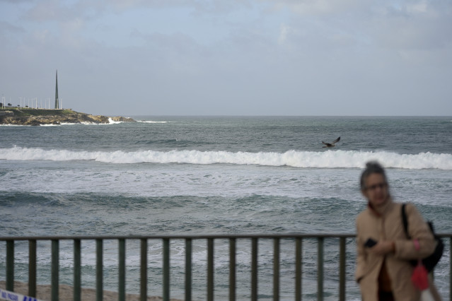 Una ola en el mar, a 3 de enero de 2024, en A Coruña, Galicia (España). La Dirección Xeral de Emerxencias e Interior de la Vicepresidencia Primera de la Xunta ha activado la alerta naranja por temporal costero en el noroeste y oeste del litoral de la prov