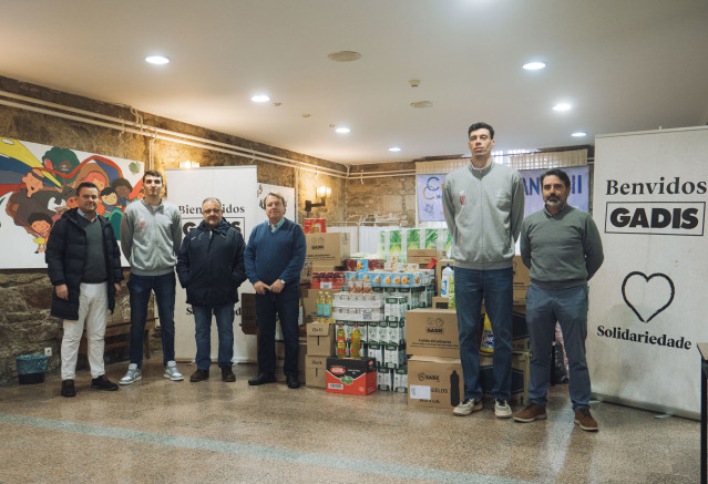 El Monbus Obradoiro y Gadis entregan 830 kilos de productos al Albergue Xoan XXIII gracias al Partido Solidario
