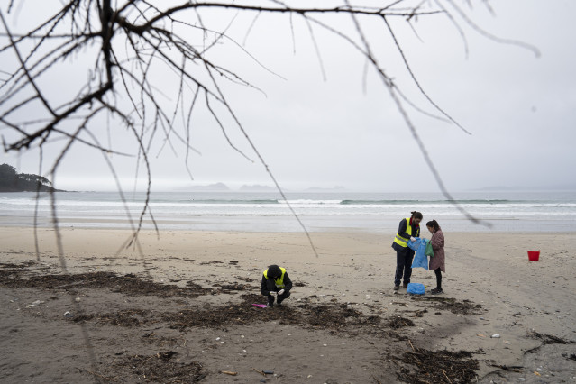 Archivo - Voluntarios durante una limpieza de pellets, en la playa de Patos, a 15 de enero de 2024, en Nigrán Pontevedra, Galicia (España), en una foto de archivo