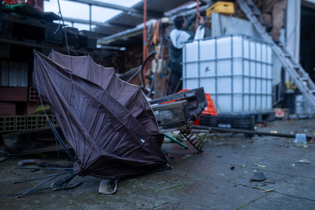 Daños ocasionados por el viento, a 17 de enero de 2023, en Cambados, Pontevedra, Galicia (España). Un fenómeno meteorológico de viento y lluvia ha arrasado en Cambados con tejados, muros y hasta un caseto de obra que voló varios metros. A falta de que Met