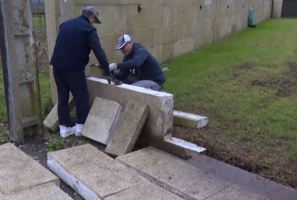 Reparando un muro afectado por una manga marina en Cambados en una imagen de EP