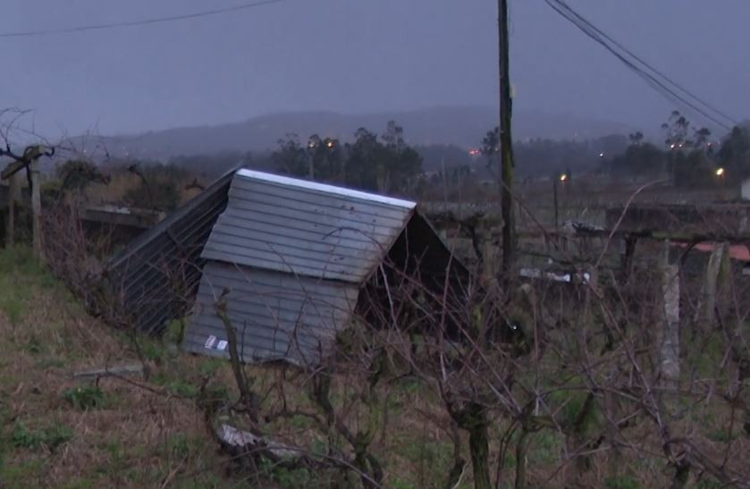 Tejado afectado por una manga marina en Cambados en una imagen de EP