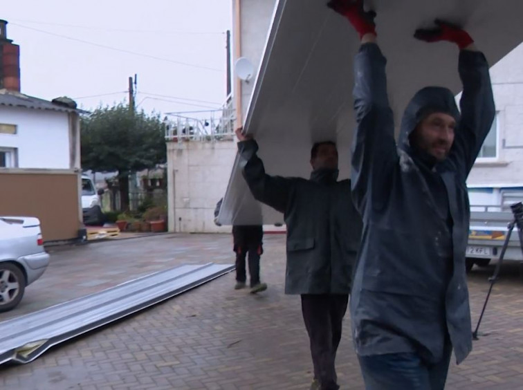 Así fue la especie de tornado o manga marina que destrozó tejados en Cambados (vídeo)