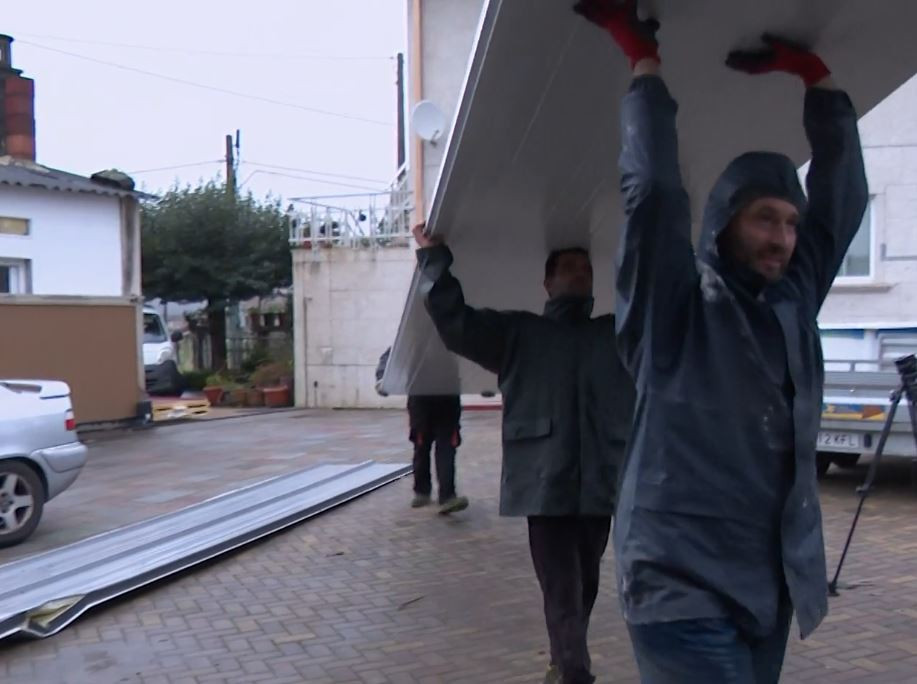 Reparando un tejado afectado por una manga marina en Cambados en una imagen de EP