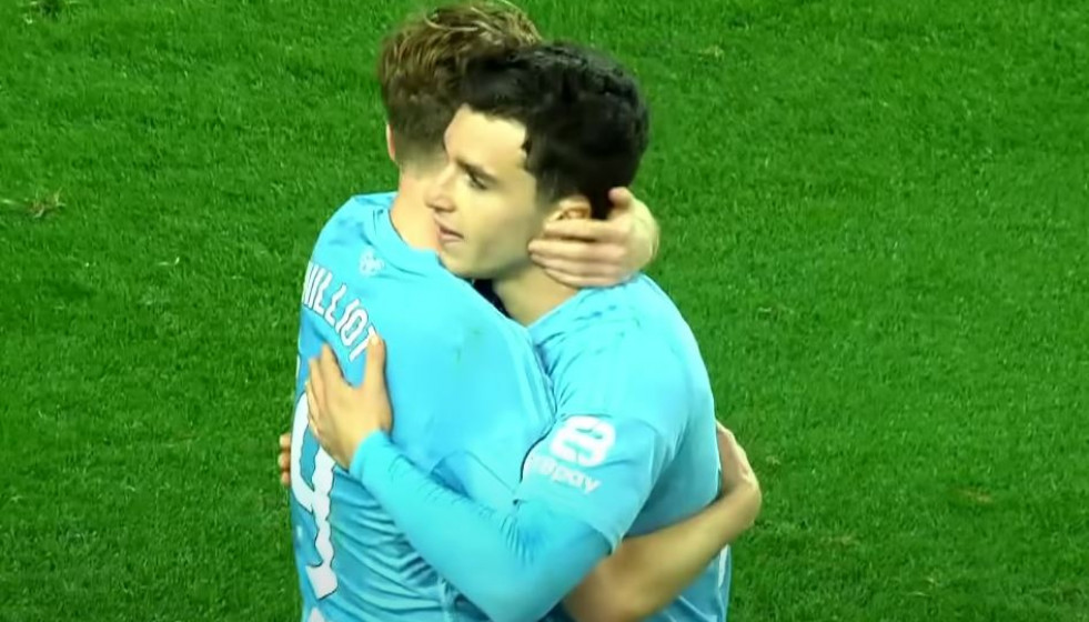 Tasos Douvikas felicitado tras sus dos goles en Mestalla