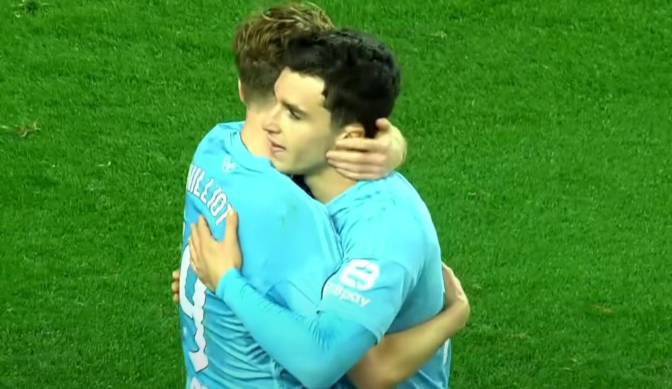 Tasos Douvikas felicitado tras sus dos goles en Mestalla