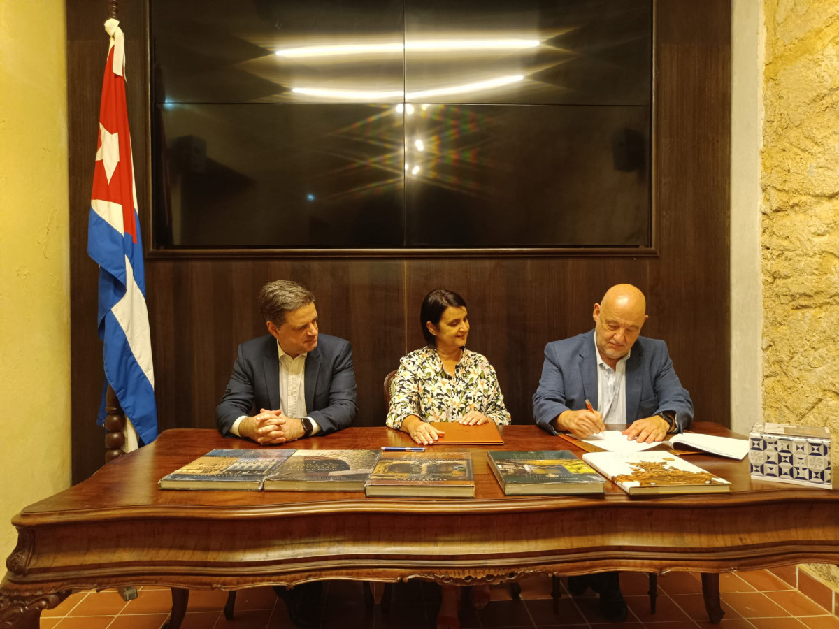 240118 Ricardo Rio y Xou00e1n Mao con Perla Rosales Aguirreurreta, directora general de la oficina del historiador de la ciudad de La Habana