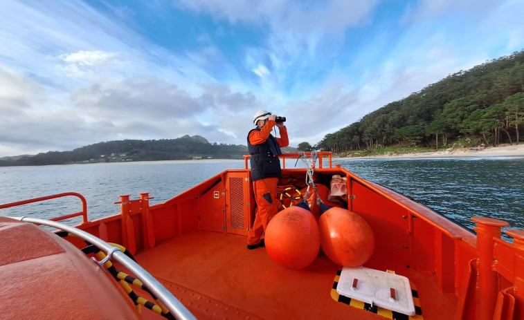 Salvamento Marítimo rescata a tres marineros en Porto do Son tras volcar su lancha