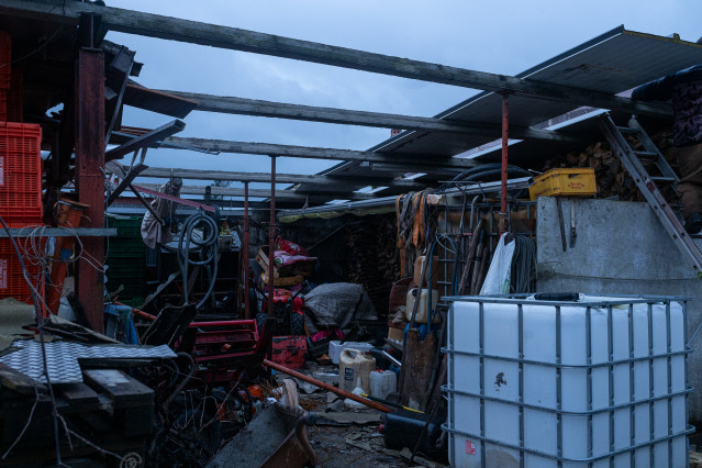 Archivo - Varios vecinos reparan los daños ocasionados por el viento, a 17 de enero de 2023, en Cambados, Pontevedra, Galicia (España). Un fenómeno meteorológico de viento y lluvia ha arrasado en Cambados con tejados, muros y hasta un caseto de obra que v