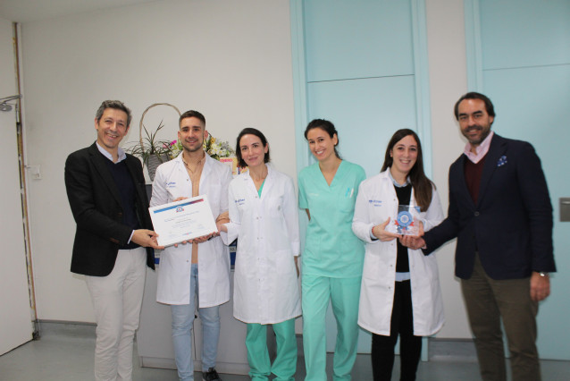 Profesionales de la Unidad de Reproducción Humana Asistida del hospital Vithas Vigo, reconocidas por sus buenas prácticas en vitrificación de embriones y ovocitos.