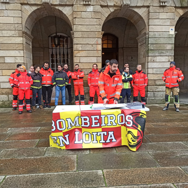 Bomberos comarcales en la última jornada de acampada en el Obradoiro