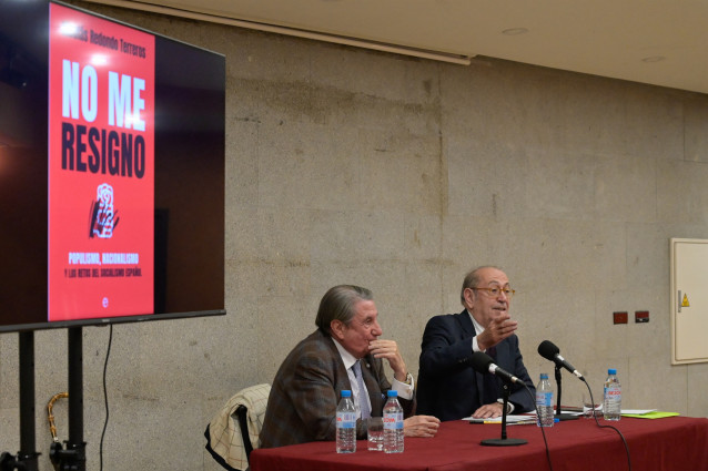 El exalcalde de A Coruña Francisco Vázquez y el exsecretario general del PSOE de Euskadi Nicolás Redondo en un acto en la ciudad herculina