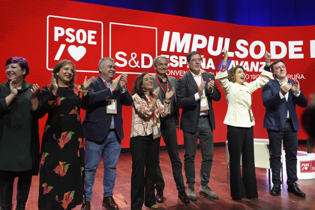 La presidenta de la Alianza Progresista de S&D, Iratxe García (2i9; El secretario de Organización del PSOE, Santos Cerdán (3i); la alcaldesa de A Coruña, Inés Rey (4i); el expresidente del Gobierno y exsecretario general del PSOE, José Luis Rodríguez Zapa