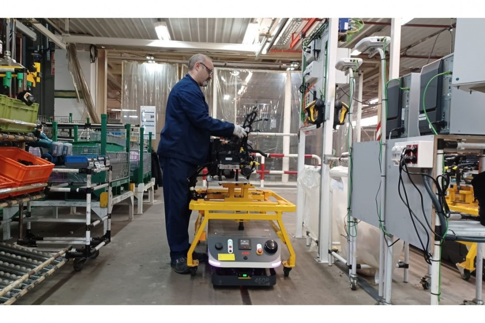 Archivo - Imagen de un operario en la planta de Stellantis Vigo.