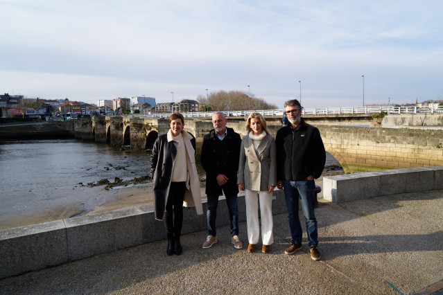 Archivo - La vicepresidenta segunda y líder de Sumar, Yolanda Díaz, con la candidata a la Presidencia de la Xunta, Marta Lois, el candidato Juan Díaz Villoslada y el alcalde de Cambre, Óscar García Patiño