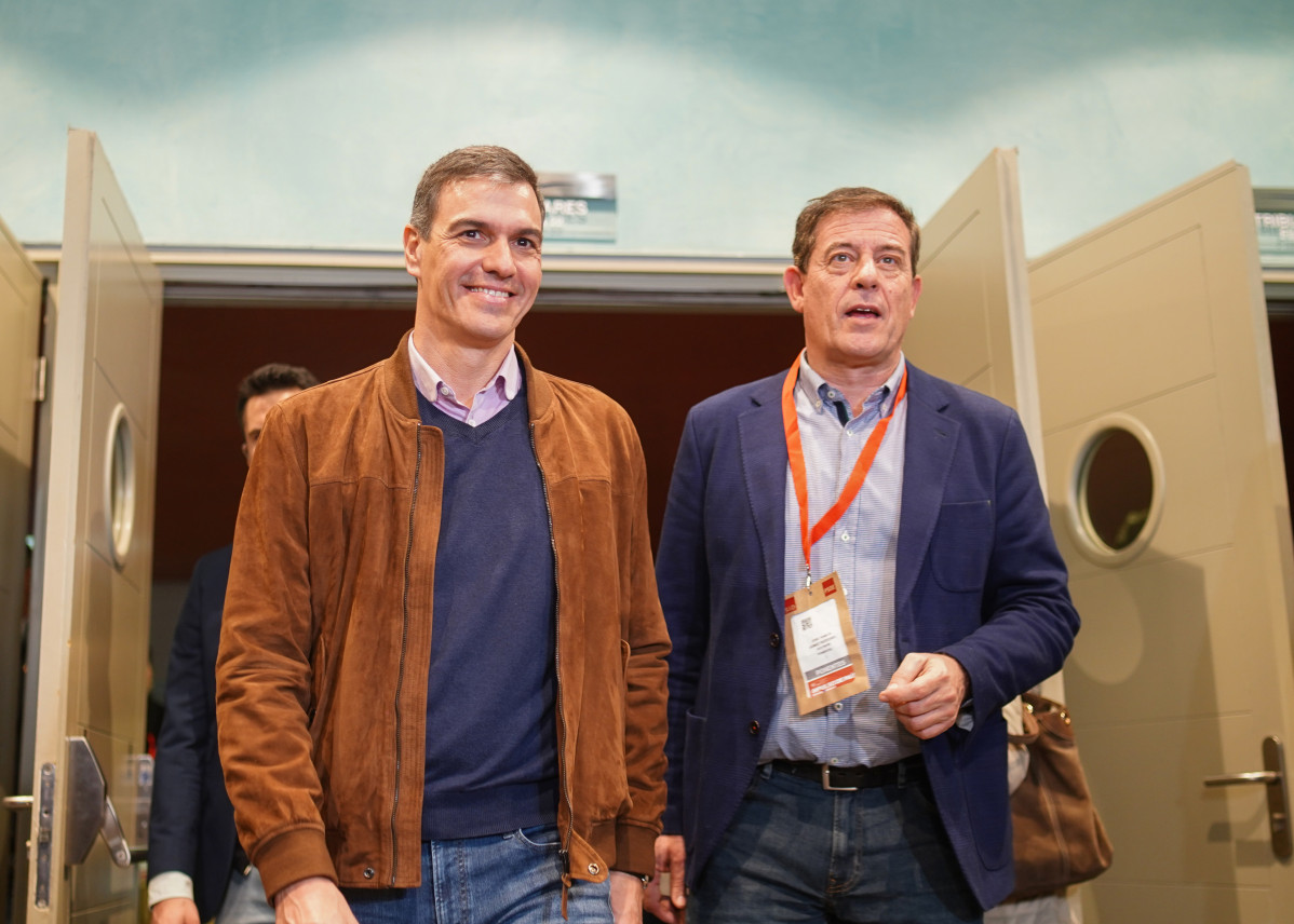 Archivo - El presidente del Gobierno, Pedro Sánchez, y el candidato del PSdeG a presidir la Xunta de Galicia, José Ramón Gómez Besteiro, durante la convención política del PSOE, a 20 de enero de