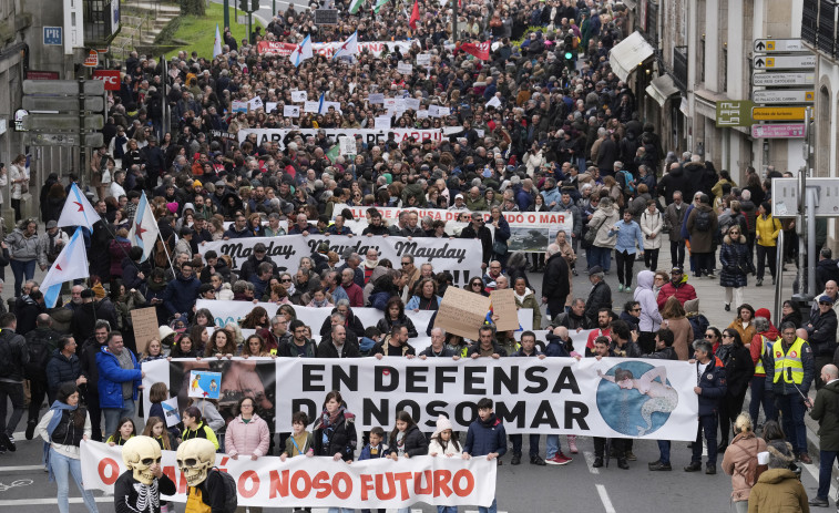 Más de 15.000 personas llenan O Obradoiro contra la gestión del vertido de pelets: 