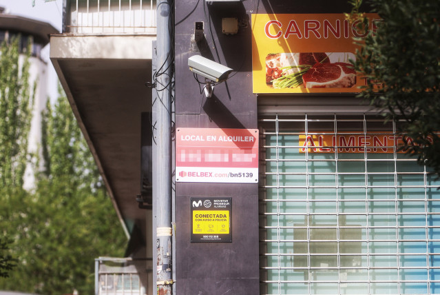 Archivo - Local con cartel de 