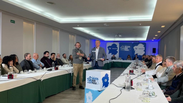 El líder del PPdeG, Alfonso Rueda, acompañado del presidente de la Asociación Provincial de Empresarios de Hostelería y Turismo de Lugo, Cheché Real, en el encuentro mantenido este lunes con representantes del sector. En Lugo, a 22 de enero de 2024.